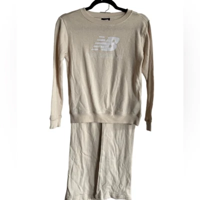NUEVO CON ETIQUETAS - Sudadera y Pantalones New Balance Niñas Color Crema 2 piezas - Talla 10/12 - Medianos Foto 1 de 4