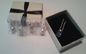 Avon Daisy - Jane 5 Day Pendant Necklace NIB  faux pearls, pink glass,blue glass