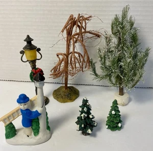 Weihnachtsdorf nackte weinende Weide Baum verschneite Kiefer Lampe Post Junge & andere Posten - Bild 1 von 4