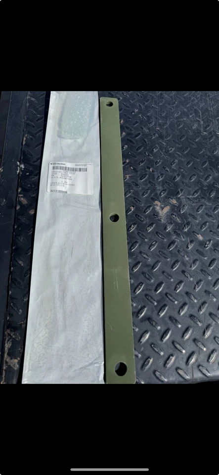 M1151A1 AM GENERAL LOWER PLATE WINDOW ROOLER 6031768 5340-01-563-3731 Foto 1 de 1