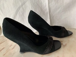 White House Black Market Schuhe schwarzes Wildleder mit Satinbandbesatz Gr. 7 - Bild 1 von 12
