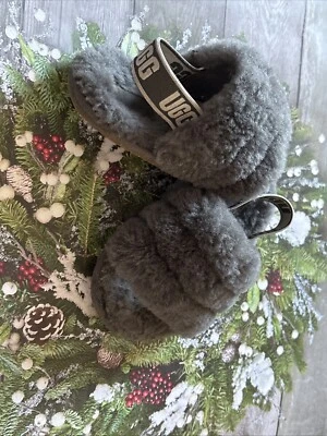 Zapatillas sin cordones UGG para bebés niñas pequeñas talla 7 grises con logotipo en muy buena condición Foto 1 de 4