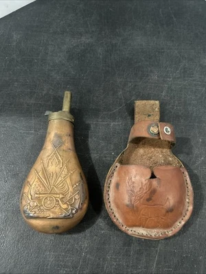 Estuche de cuero con diseño de rifle de cañón frasco de polvo negro de latón y cobre vintage Foto 1 de 4
