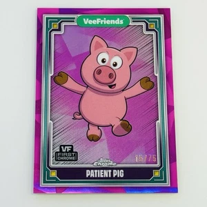 2025 Topps Chrome VeeFriends PATIENT PIG Pink Refractor /75 Color Match SHARP - Bild 1 von 3