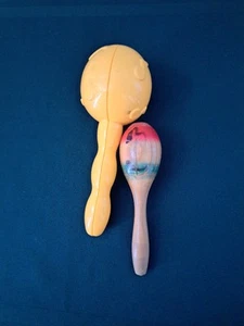 2 agitatori a percussione vintage ~ legno dipinto a mano e plastica gialla - Foto 1 di 3