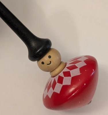 Sombrero de copa de madera caballero spinning top - juguete único de madera pintada sonrisa hombre Foto 1 de 4