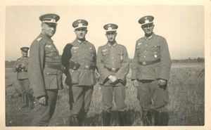 Foto Gruppenbild deutsche Offiziere Felduniform Schirmmütze Orden Abzeichen - Picture 1 of 2