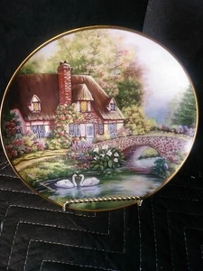 English Cottage at Meadowgate von Valerie Schwenig Sammelteller 8,125" #M4799 - Bild 1 von 4