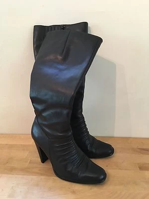 Botas hasta la rodilla NEWPORT NEWS para mujer talla 8M de cuero negro tacón alto  Foto 1 de 4