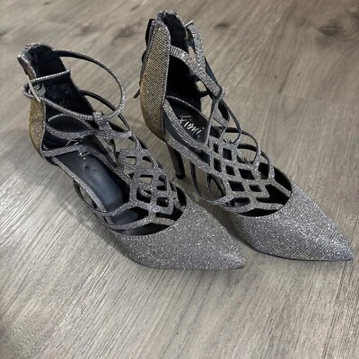 Fioni Punta Cerrada Plateado Brillante Tacones Talla 5 Cremallera 3” Tacón Hebilla Correa Vacaciones Foto 1 de 4