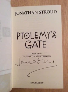 Autografato Jonathan Stroud -ptolemy's Gate HC UK 1st/1st Bartimaeus Trilogia+ - Picture 1 of 11