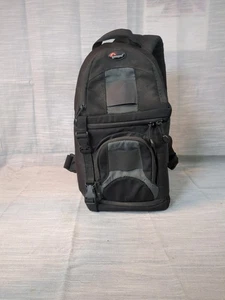 Lowepro Black Slingshot 100AW Digital Camera Crossbody Padded Pockets Clips EUC - Picture 1 of 9