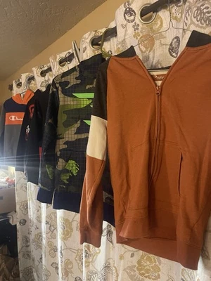 Cuatro sudaderas medianas para niños. Todo apenas usado (B1) Foto 1 de 4