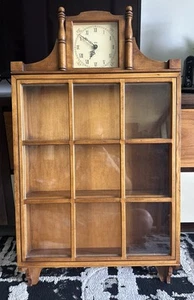 Armario reloj curiosidades madera colgante de pared de colección. Tres estantes - Apertura de puerta de cristal. - Imagen 1 de 14
