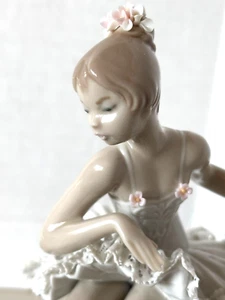 Figurina Lladro #5496 Bellissima Ballerina Riposo 6”H Lucida Come Nuova Scatola Originale. - Foto 1 di 13