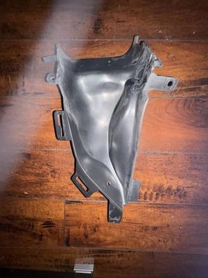 Chevrolet Camaro 2016-2018 conducto de aire lateral izquierdo OEM 84078625 Foto 1 de 2