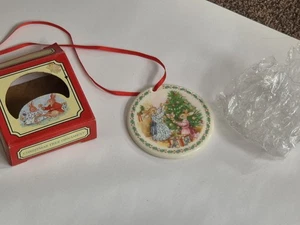 Vintage Christmas 1994 Bunnykins Royal Doulton Ornament 2.5" Fine Bone China - Picture 1 of 16