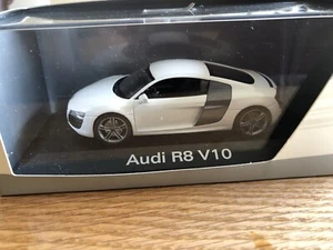 AUDI DEALER 1:43 MODEL OF AN AUDI R8 V10 - Picture 1 of 7