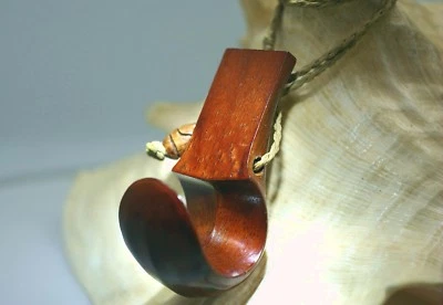 PEQUEÑO COLLAR COLGANTE PALAOA HAWAIANO MADERA ACACIA KOA GENUINA TALLADO MAESTRO 28" Foto 1 de 4
