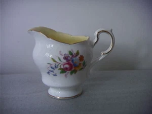Paragon - jarra de leche/crema - floral con interior amarillo - Imagen 1 de 1