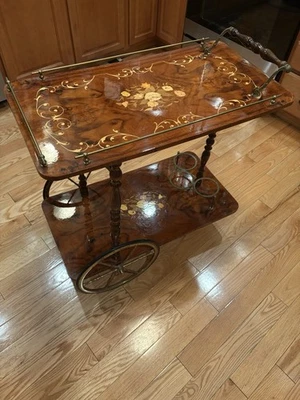 Carro de bar de madera con incrustaciones de marquetería italiana Hollywood Regency Mid-Century Foto 1 de 4