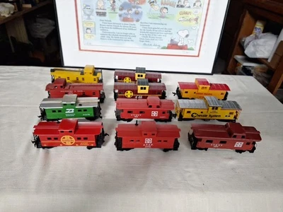 (11) HO SCALE VINTAGE CABOOSE LOT - Image 1 of 4