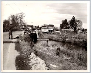 Vintage 1955 Honshu Japan Foto zeigt Fluss und Brücke mit Häusern - 8 x 10 s/w - Bild 1 von 2