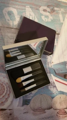 L'orèal Pinsel - Set im Etui aus silbernem matten Metallbox * innen mit Spiegel  - Bild 1 von 4