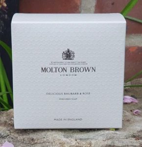 Barra de jabón perfumada rosa disco redondo MOLTON BROWN London ruibarbo y rosa 150G - Imagen 1 de 4