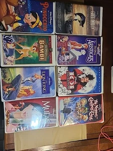  8 Disney VHS Free Willy, Aristocats,101 Dalmatians, Pinocchio, Lion King, Mulan - Picture 1 of 2