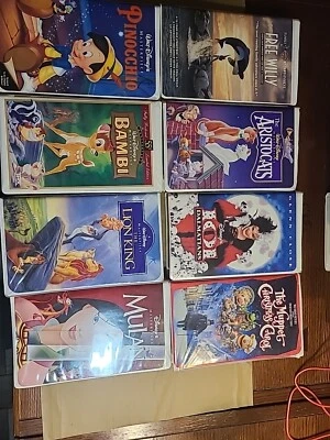  8 Disney VHS Free Willy, Aristocats,101 Dalmatians, Pinocchio, Lion King, Mulan - Image 1 of 2