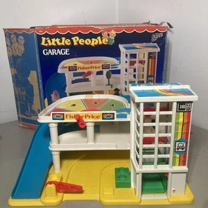 Vintage Fisher Price Little People Action Garage Play Set #2504 con scatola originale - Foto 1 di 11