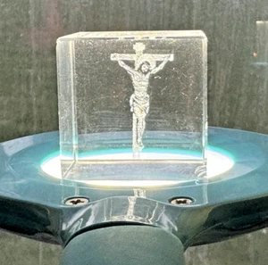 3D Laser Etched Crystal 2” Crucifix Paperweight Jesus Christ Hologram Cube - Picture 1 of 9