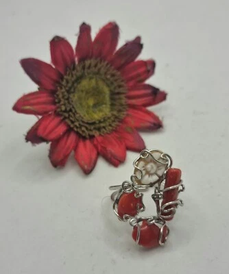 GRANDE ANELLO a filo d'argento con corallo rosso, salmone e cammeo floreale - Immagine 1 di 4