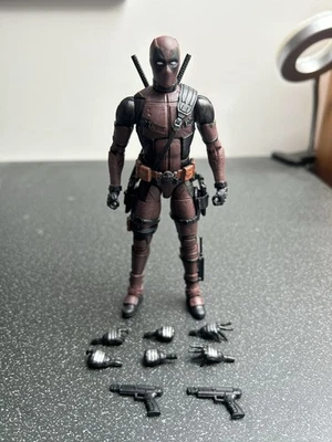 Marvel Legends Deadpool Action Figure, Amazon Exclusive Deadpool 2 X-Force - Bild 1 von 4