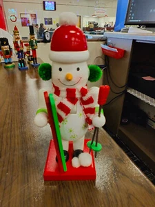 GOT1- HOLIDAY CHEER SNOWMAN READY TO SKI NUTCRACKER 9" FIGUR - Bild 1 von 5