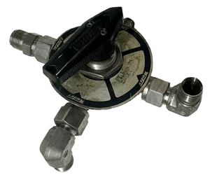 Whitey SS-43ZF2 Ball Valve 5-Way 1/8" NPT Stainless Steel w/ Fitting - Picture 1 of 3