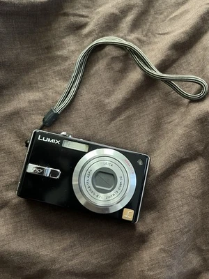 Panasonic Lumix DMC-FX07 Digital Compact Camera Untested w/ Accessories - Image 1 of 4