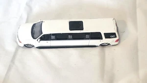 Playerz Lincoln Town Car Navigator Limo Limousine Maßstab 1:64 von Maisto - Bild 1 von 11