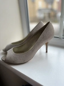 Scarpe/tacchi scintillanti Monsoon taglia 40 ~ festa o occasione speciale indossate una volta oro - Foto 1 di 7
