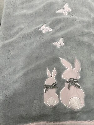 Manta de bebé Koala Baby Bunny conejos y mariposas gris con bordado rosa Foto 1 de 4