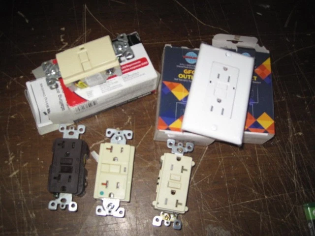 Lote de 6 salidas GFCI surtidas de 15A y 20A 125V - 1 usadas Foto 1 de 1