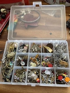 Restposten Schmuck. Kunststoff Organizer Box voller Schmuckstücke. Ohrringe usw - Bild 1 von 13