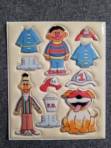 Adesivi Stick-On Vintage 1983 Sesame Street Bert & Ernie Dress-Up Puffy RARI - Foto 1 di 2