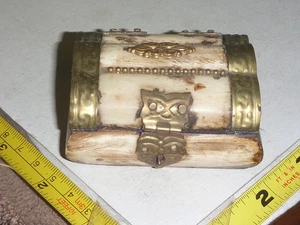 Antica piccola scatola portagioie/gioielli in osso di cammello -accenti in ottone -cerniera, foderata 23/4"L - Foto 1 di 9