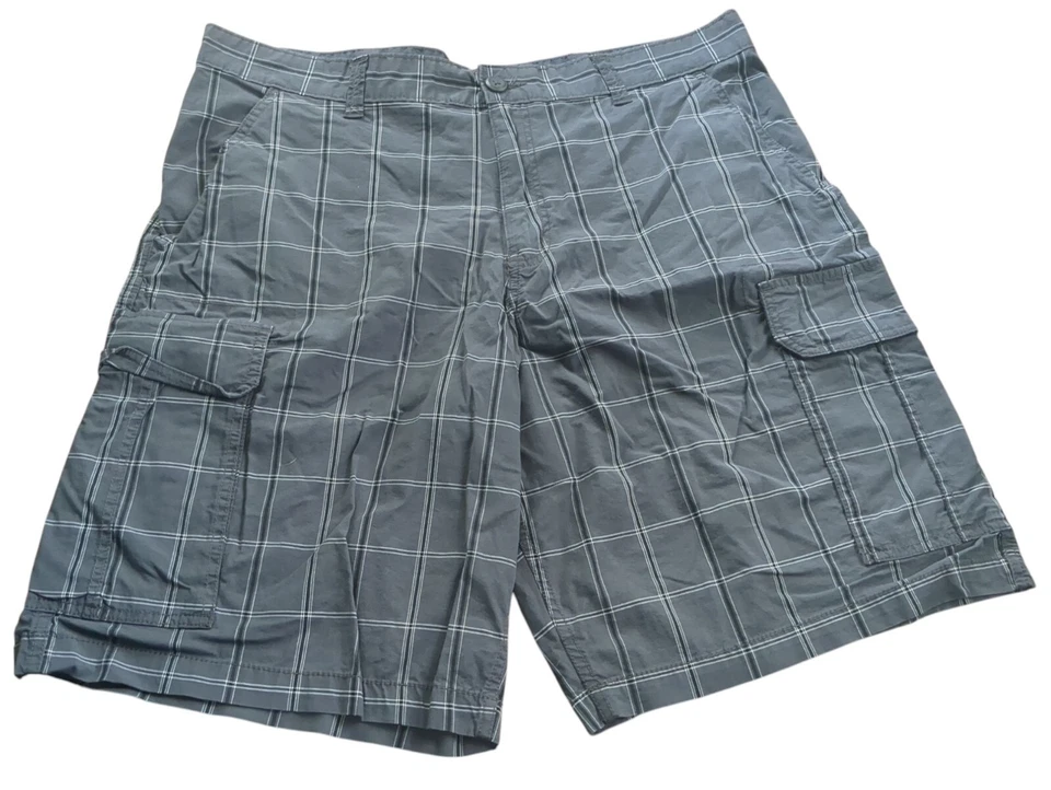 Pantalones cortos cargo Faded Glory para hombre talla 40 a cuadros, grises, negros, blancos  Foto 1 de 4