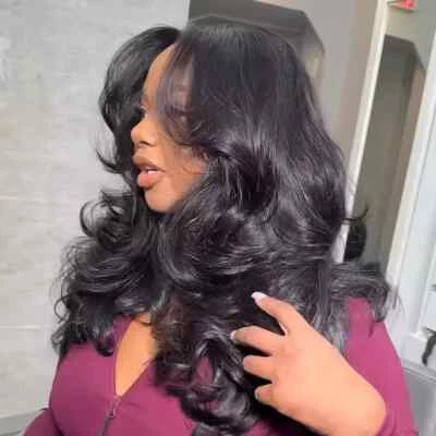 Peluca brasileña de cabello humano frontal de encaje de onda suelta 13x4 con flequillo 200 % densidad Foto 1 de 4