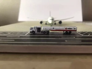 1/400 Airport GSE - Camión de reabastecimiento de combustible para aviones grandes - Imagen 1 de 10