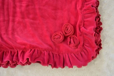 Красное детское одеяло First Impressions велюровая розетка с оборками по краям милый цветок - Изображение 1 из 4