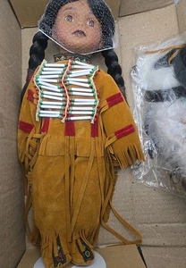 Timeless Collection 24" Porzellan Indianer Puppe mit Ständer *NEU GEÖFFNETE BOX* - Bild 1 von 6